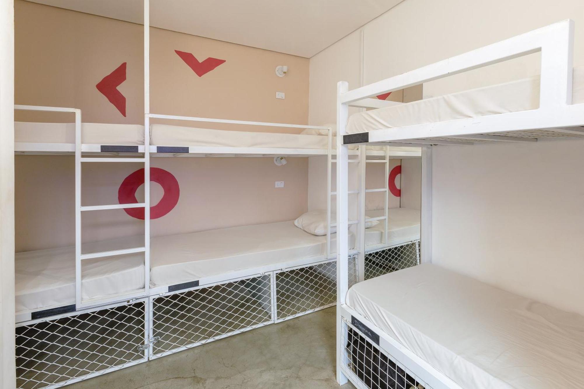 Cama em Dormitório Misto com 8 Camas e Banheiro